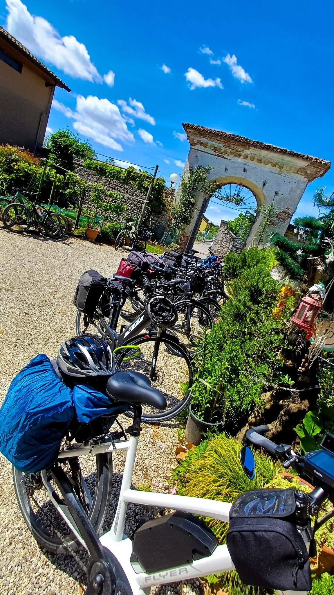 Biciclette parcheggiate nel giardino del Cuore Friulano
