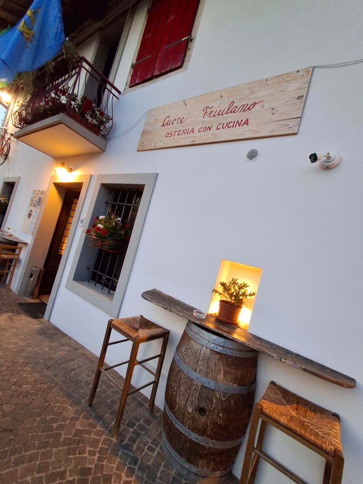 Ingresso del Cuore Friulano con insegna e botti
