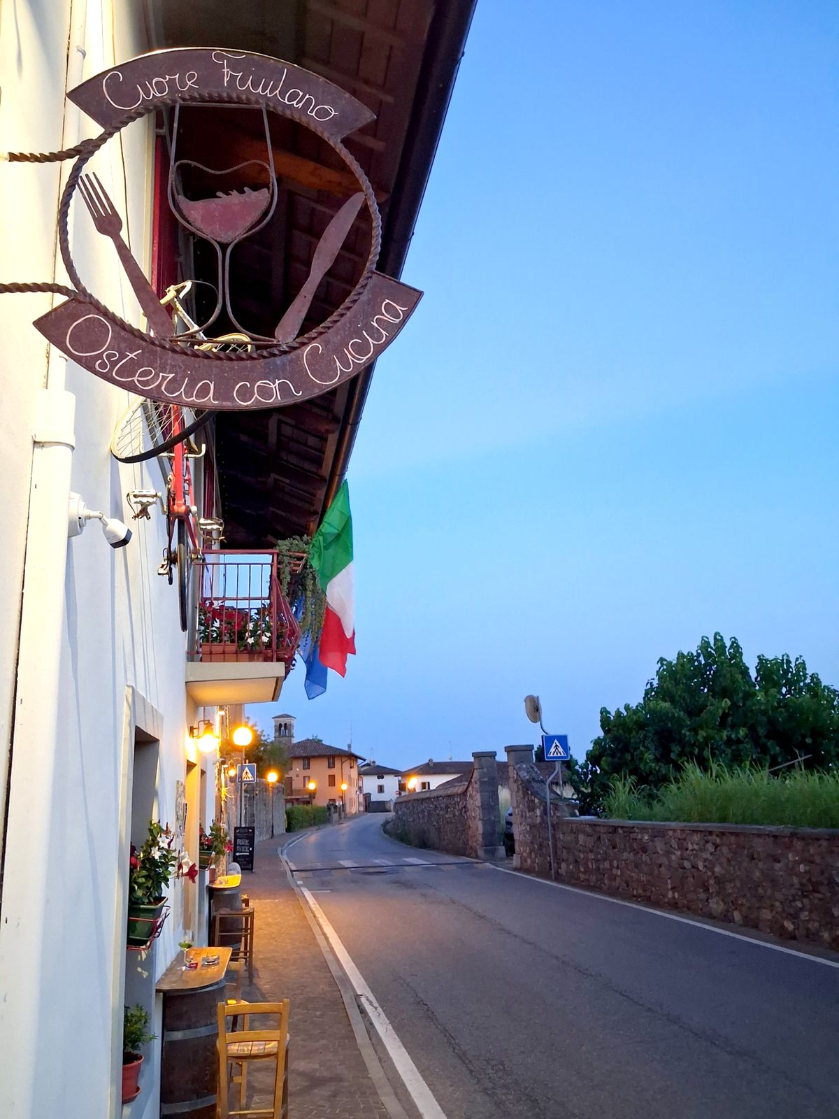 Insegna del Cuore Friulano lungo la strada al tramonto