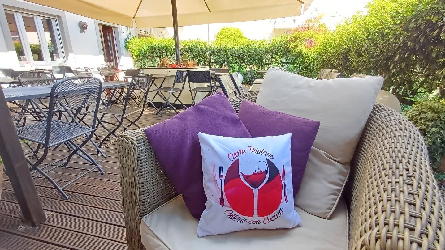 Il salottino esterno con poltrone e cuscino del Cuore Friulano