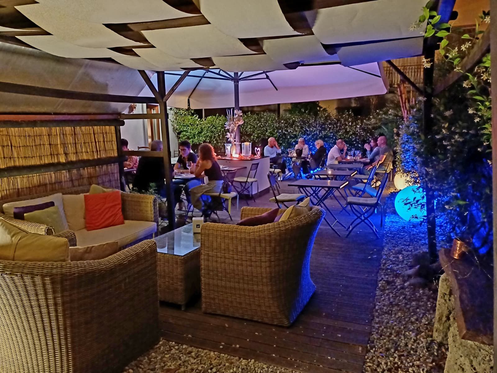 Il giardino dell’osteria illuminato per una serata