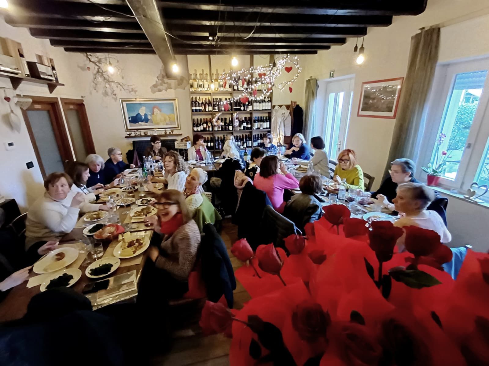 Una lunga tavolata conviviale nella sala del Cuore Friulano