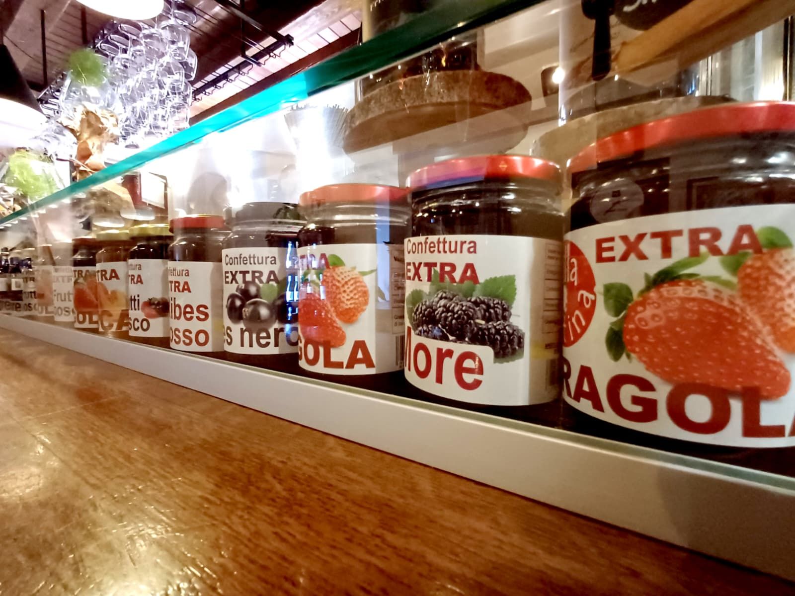 Dettaglio delle conserve sul banco dell’osteria