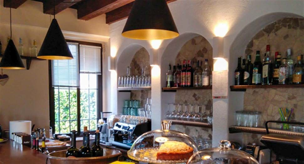 Il bancone del Cuore Friulano con vini e dolci