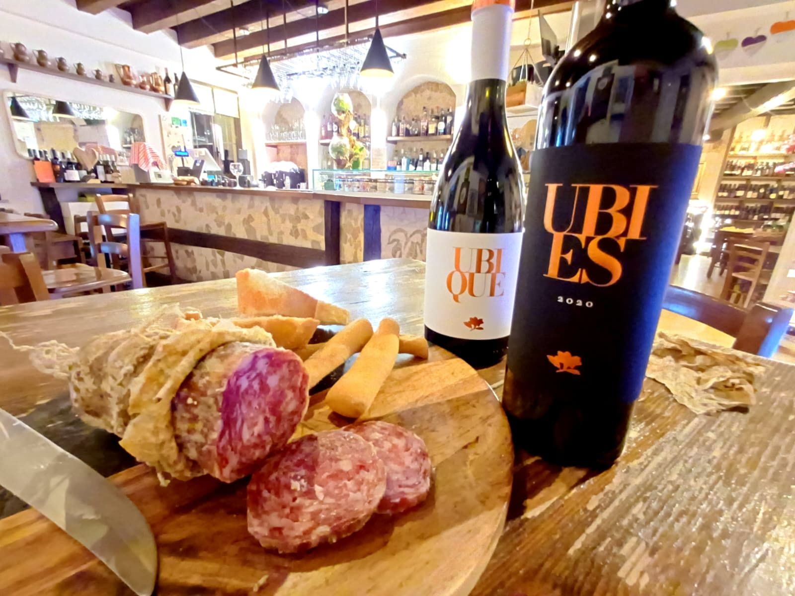 Tagliere di salumi con pane croccante e vino