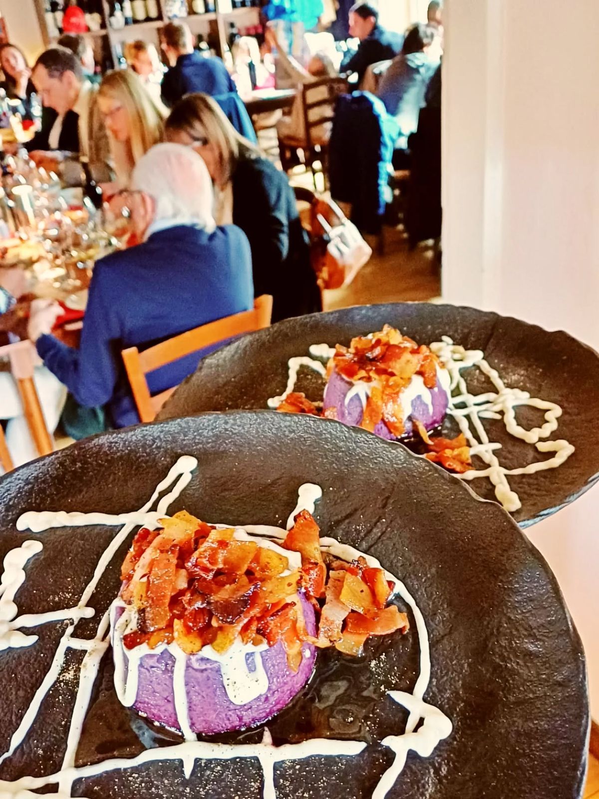Piatti colorati serviti durante un pranzo conviviale
