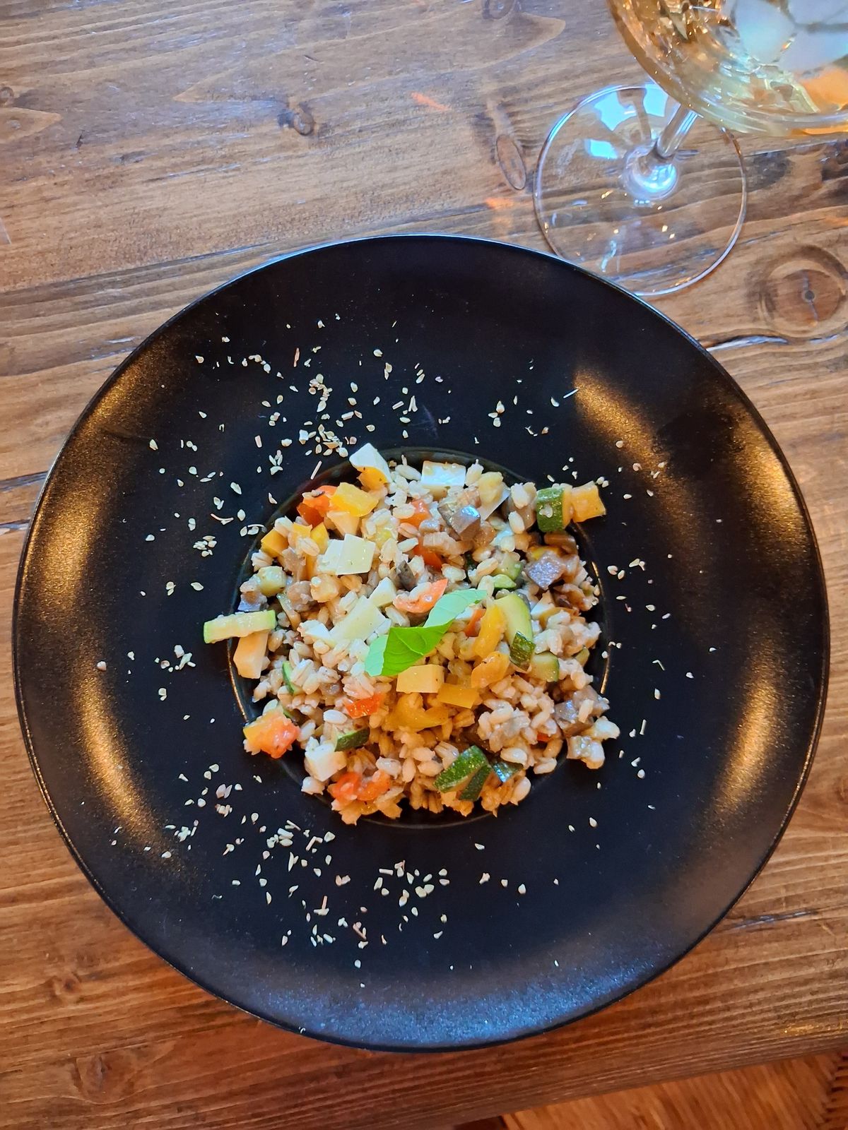 Piatto di verdure e crostini su piatto nero
