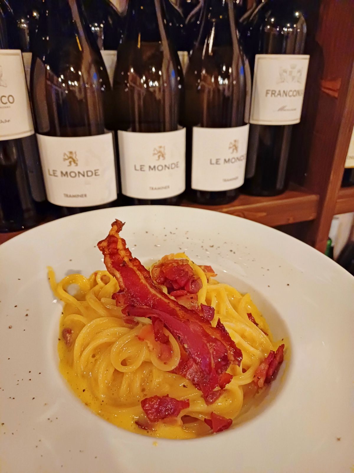 Pasta cremosa con guanciale croccante