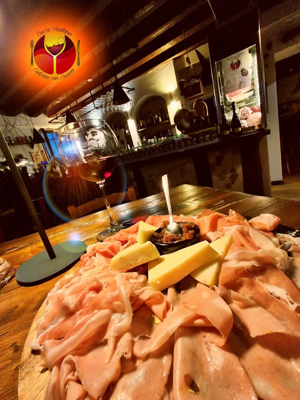 Tagliere di salumi e formaggi al banco