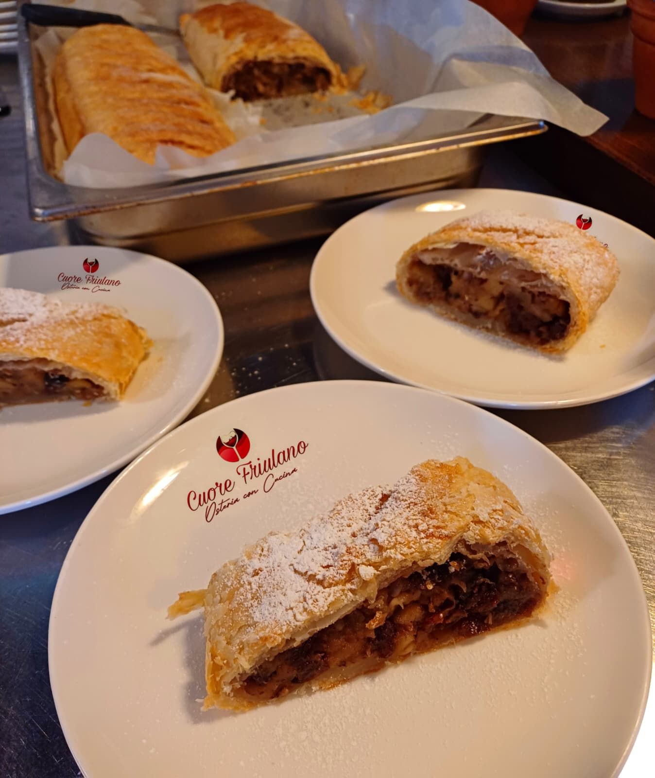 Dolci da forno serviti su piatti dell’osteria