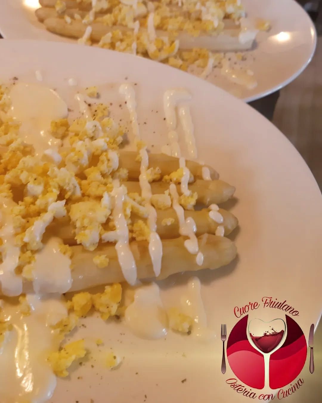 Piatto della cucina con guarnizione croccante e salsa chiara