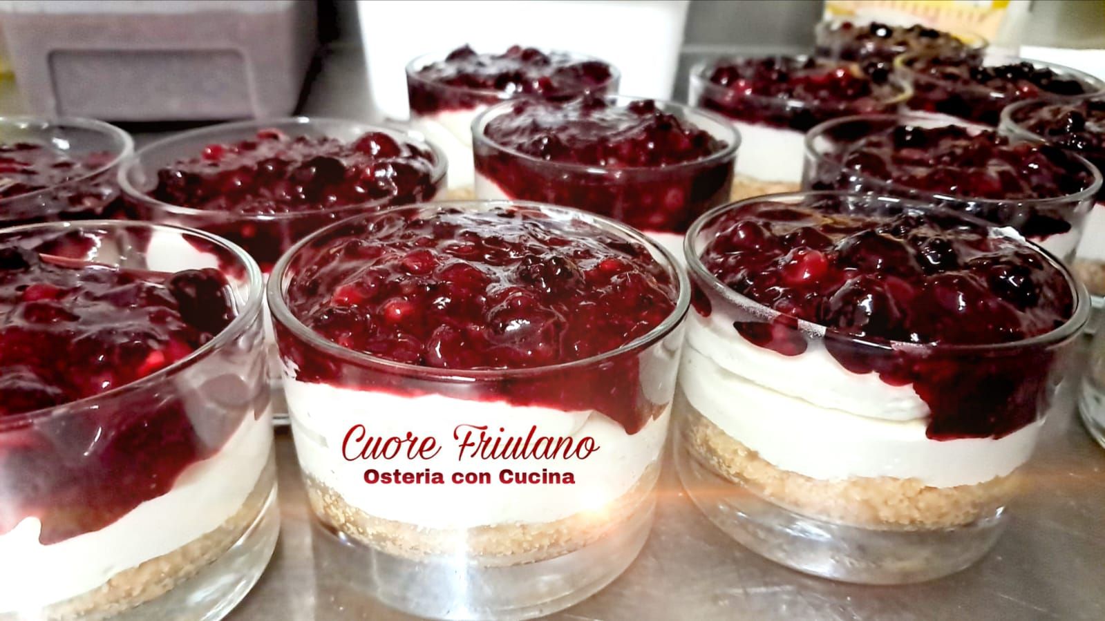 Dessert al bicchiere con crema e frutti rossi