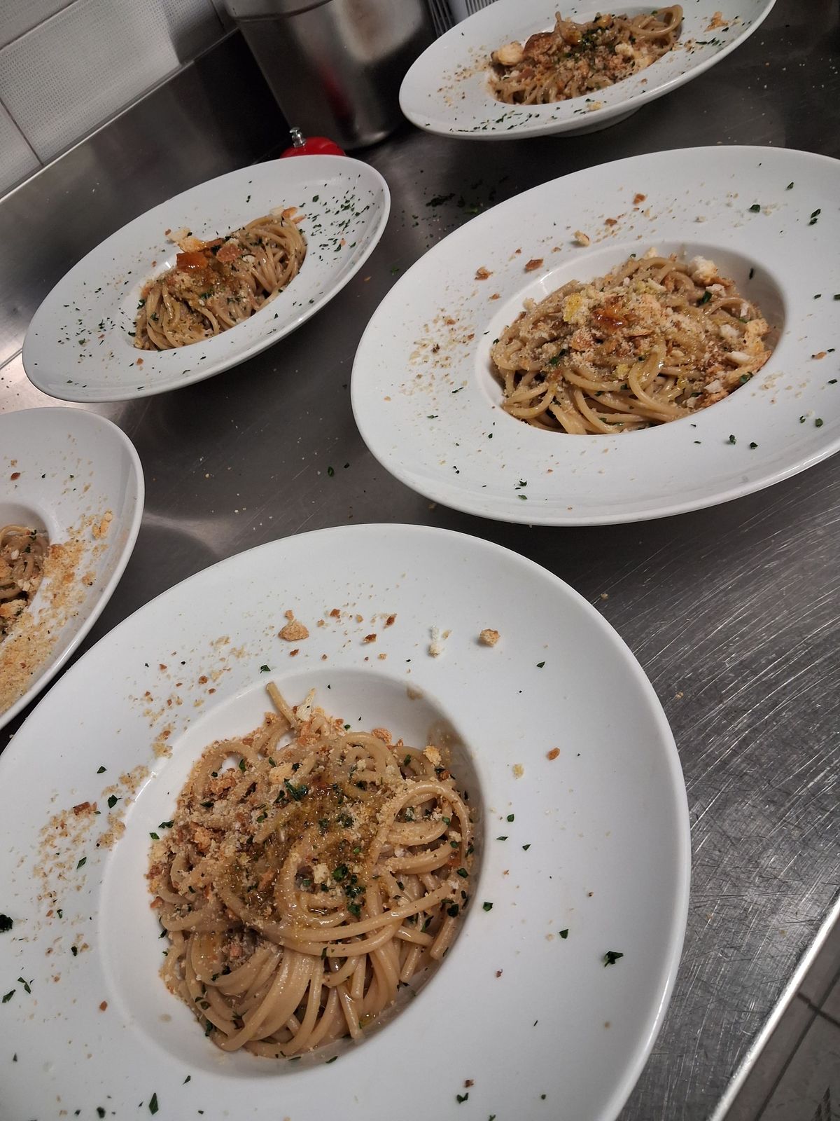 Piatti di pasta pronti per il servizio