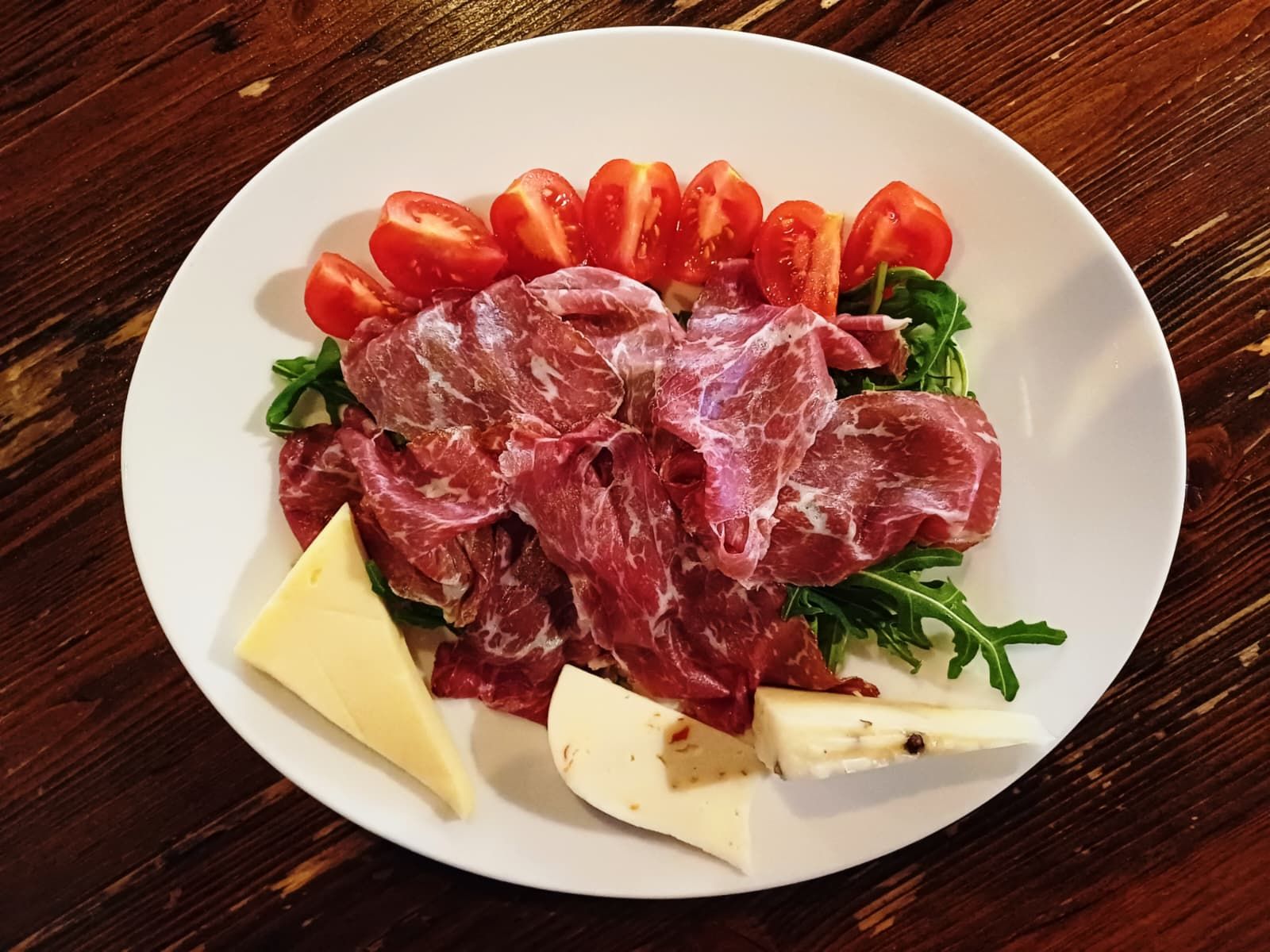 Prosciutto crudo, formaggio, rucola e pomodori